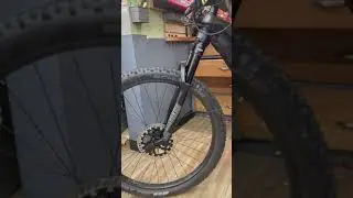 Sticky Rockshox 35 Gold Fork, with axle tightened at 13nM