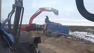 Вытаскиваем груженый самосвал IVECO с края дороги. Prevent the dump truck from tipping over.