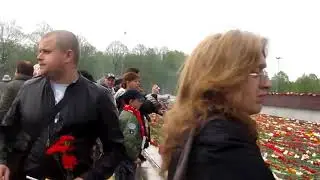 Не уйдёт казалось лето 9 мая 2014 у памятника Победы в РИге