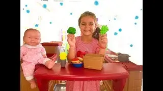 Вика играет в кафе для детей и готовит еду Детский ресторан