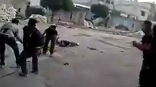 18+ Сирия. Сирийские повстанцы вытаскивают с поля боя павшего товарища.