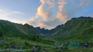 Закатное таймлапс видео на берегу горного озера.