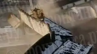 Момент обрушения СКК и падения погибшего рабочего, увеличенный / St. Petersburg sport arena falling