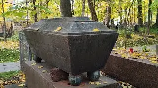 CITY OF THE DEAD: Malo-Okhtinskoye Old Believer Cemetery. (St. Petersburg).