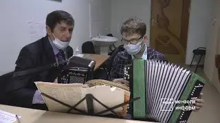 Данила Новиков изучает игру на баяне
