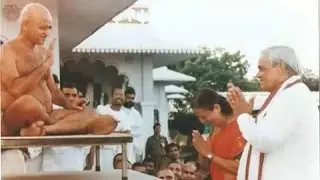 Atal Bihari Vajpayee & Sumitra mahajan meet Shri Vidhya Sagar ji Maharaj.