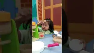 Syakila asyik sekali bermainnya ya