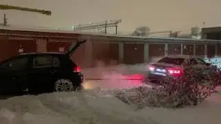 Фольксваген гольф вызволяет Ауди а4 из снега