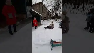 Алиса на горке.