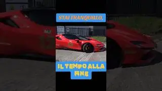 Premere un PULSANTE per sollevare la parte ANTERIORE...