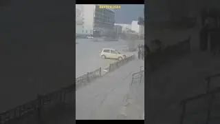 Прыгун разбил окно авто 🐷