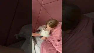 Затушила свечку лбом... 