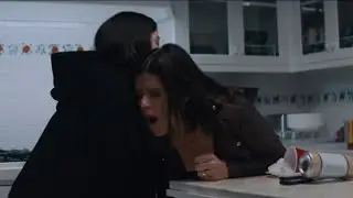 Scream (2022) - Amber Stabs Sidney