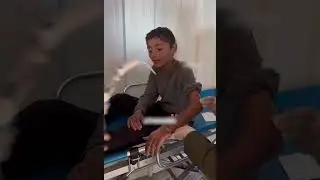 Палестинский мальчик читает Коран, чтобы облегчить боль((