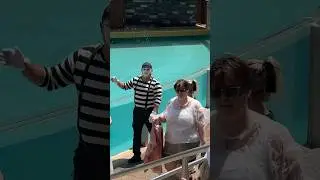 The cold shoulder 🥶😆 Mime Seaworld Tom #seaworldmime #funny #seaworld #tomthemime #comedy
