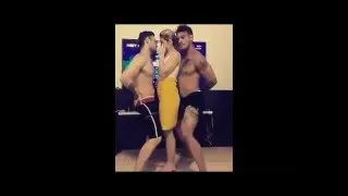 Lucas Lucco e irmão Leandro sem camisa dançando com a Mãe no final de ano