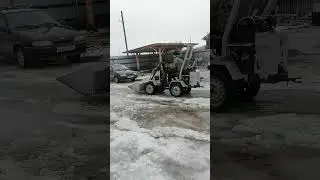 пришла весна, черпаем воду трактором