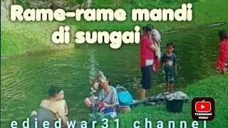 Rame-rame mandi di sungai