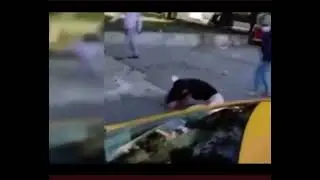 Taksim Meydanı'nda bir zabıta seyyar tezgahını vermemek için direnen kadına uçan tekme attı