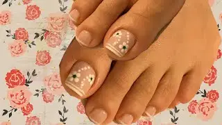 Mira cómo decorar una flor básica en las uñas de los pies