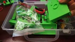 Unboxing del kit Amazon per esperimenti di elettrologia al primo ciclo.