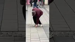 Give me back my phone and I'll give you 20 euros! 👀