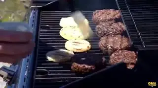 How to season a burger ★ by Gordon Ramsay ★ [ epic tutorial ]