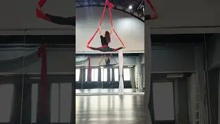Aerial Hammock Trick : Double Scorpion to Split