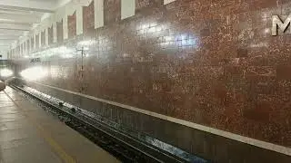Номерной прибывает на станцию.Метро Нижний Новгород