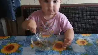 Сам кушает, сынок мой