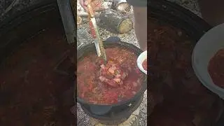 Борщ в казане в лесу