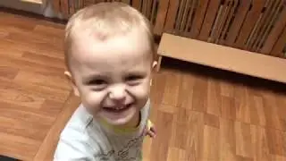 Учимся бегать по скамье, поиск новых игрушек
