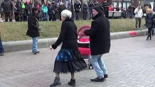 танцы с коляской на крещатике !!!