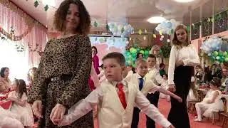 Танец мальчиков с мамами «Как – же ты красив, мой мальчик!» Группа №11 