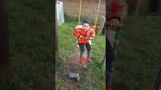 Деревенская жизнь детей.Деревне хорошо даже не важно как ты одет😂