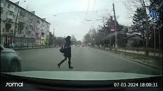 Будьте осторожны,  на дорогах местами  счастливые женщины. С 8 марта!