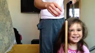 PRENDENDO O CABELO DA FILHA COM ASPIRADOR DE PÓ