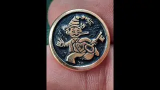 Герой мультфильма СССР пуговица Буратино несет золотой ключик Обзор коллекции