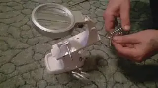Подставка под паяльник с увеличительным стеклом и зажимами.