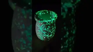 Крутая ваза сияет в темноте.                     A cool vase shines in the dark