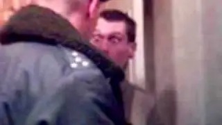менты сломали дверь.mp4