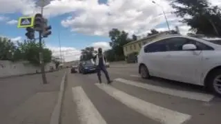 Байкер наказал водителя автомобиля