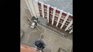Группа промышленных альпинистов.