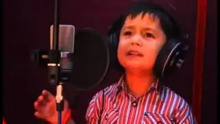 Tum dunya bu cocukdan konusuyor !!! ( muhtesem ses )