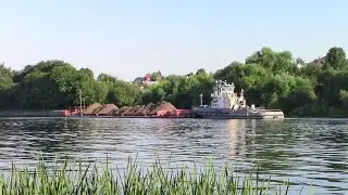 Буксир-толкач РТ-777 с груженой баржей 7068, идет неспеша ,по Москва-реке напраляясь в шлюз.
