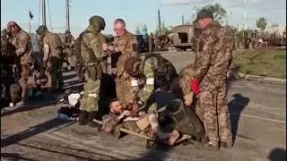 Азовцы сдаются в плен на Азовстали...