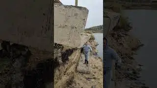 Велике будівництво, берег річки