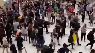 香港民众如此欢迎黑衣人和警察