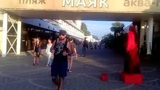Девушка статуя - она живая. Сочи
