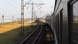 скоро въезд в Крым из окна поезда под ЧС2 встречный поезд ЧС7-174 20 вагонов на подходе к Чонгару